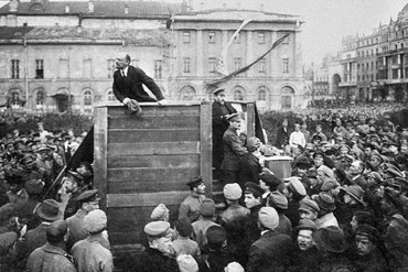  Ленин на митинге в Петрограде