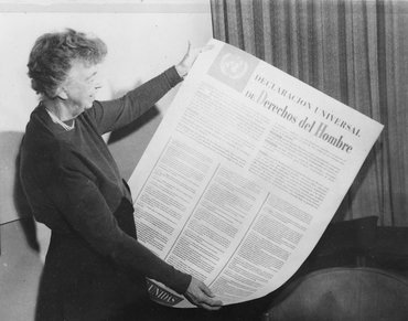  Элеонора Рузвельт держит опубликованный текст Всеобщей декларации прав человека